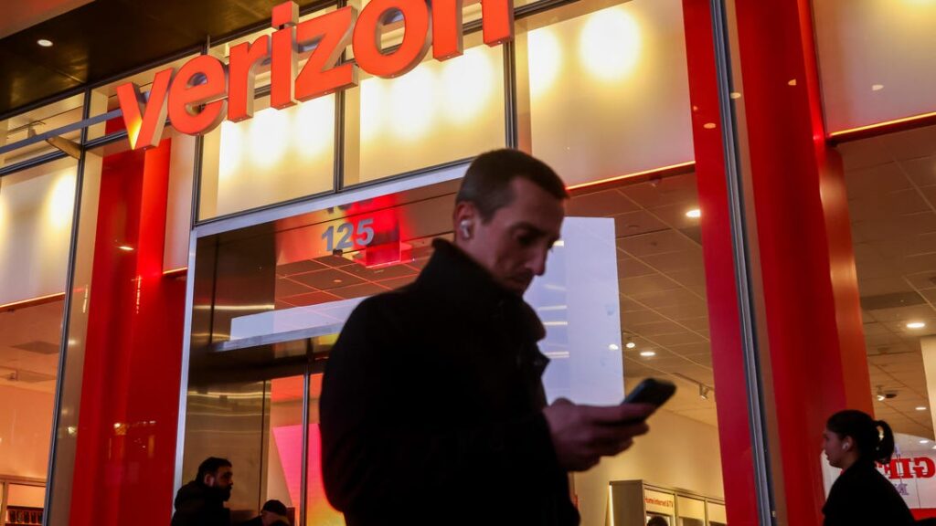 The FCC Wants Your Help With Its Investigation Into the Verizon Outage the fcc wants your help with its investigation into the verizon outage