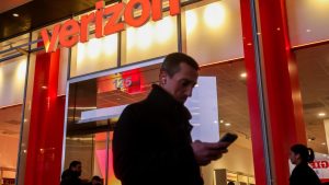 'fat fingers' may have caused verizon's network outage, according to analyst